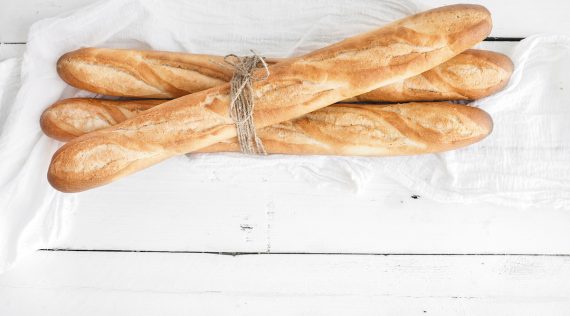 Drei Baguette-Brote auf weißem Untergrund