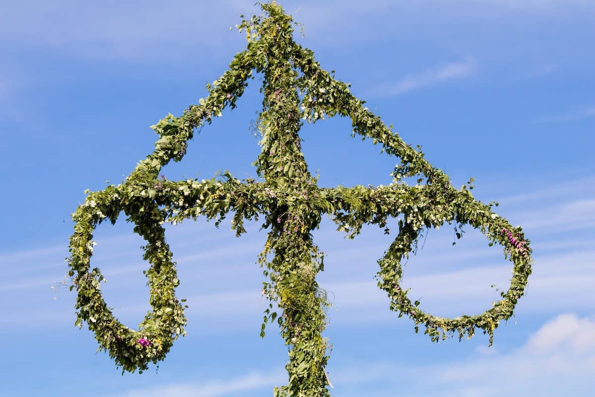 Der Midsommar-Baum, auch genannt Midsommar-Stange – Foto: Pixabay