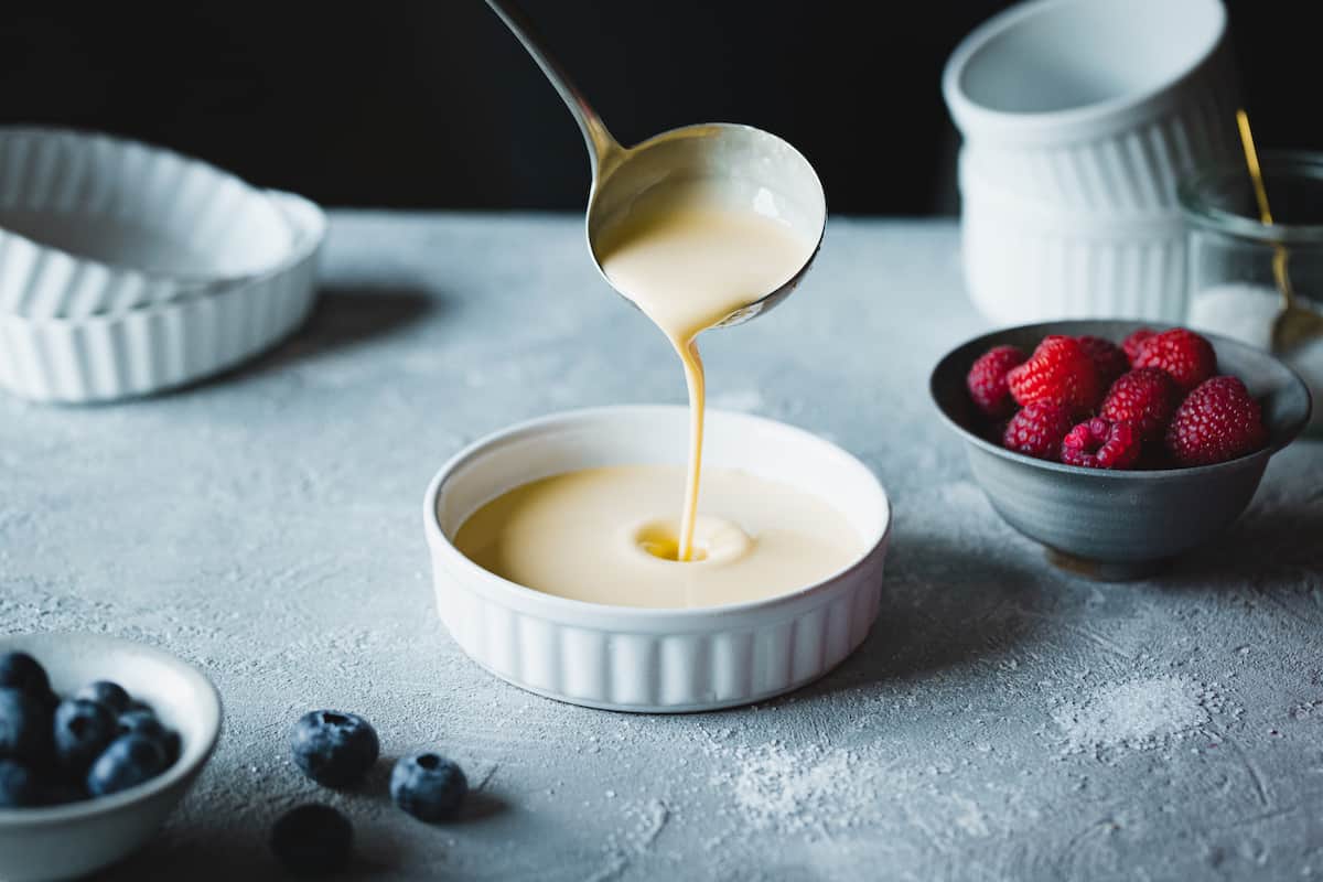 Vanillepudding mit Fruchtgrütze