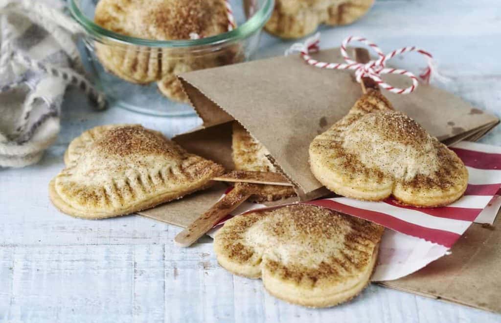 Apfel-Zimt-Küchlein am Stiel auf Packpapier