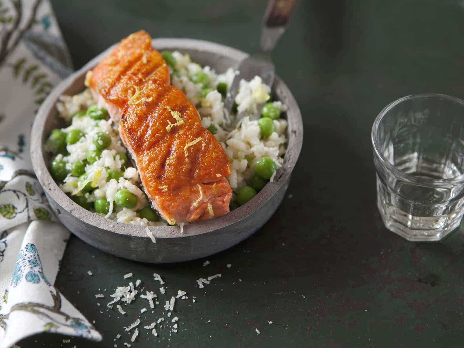 Erbsenrisotto mit gebratenem Lachs aus dem Thermomix® – Foto: Frauke Antholz