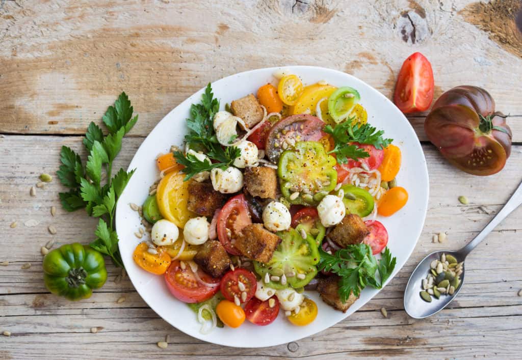 Tomatensalat mit knusprigen Brotwürfeln aus dem Thermomix® – Foto: Ira Leoni