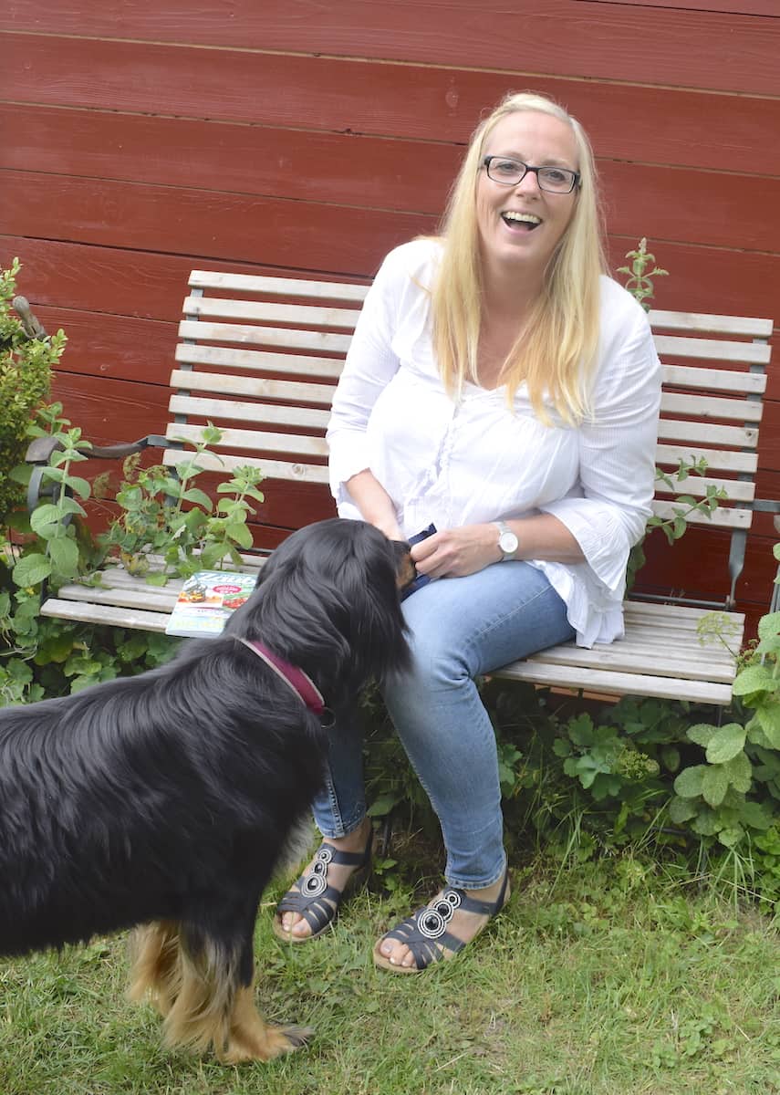 Cathi mit ihrer Hündin Elin – Foto: Nicole Stroschein