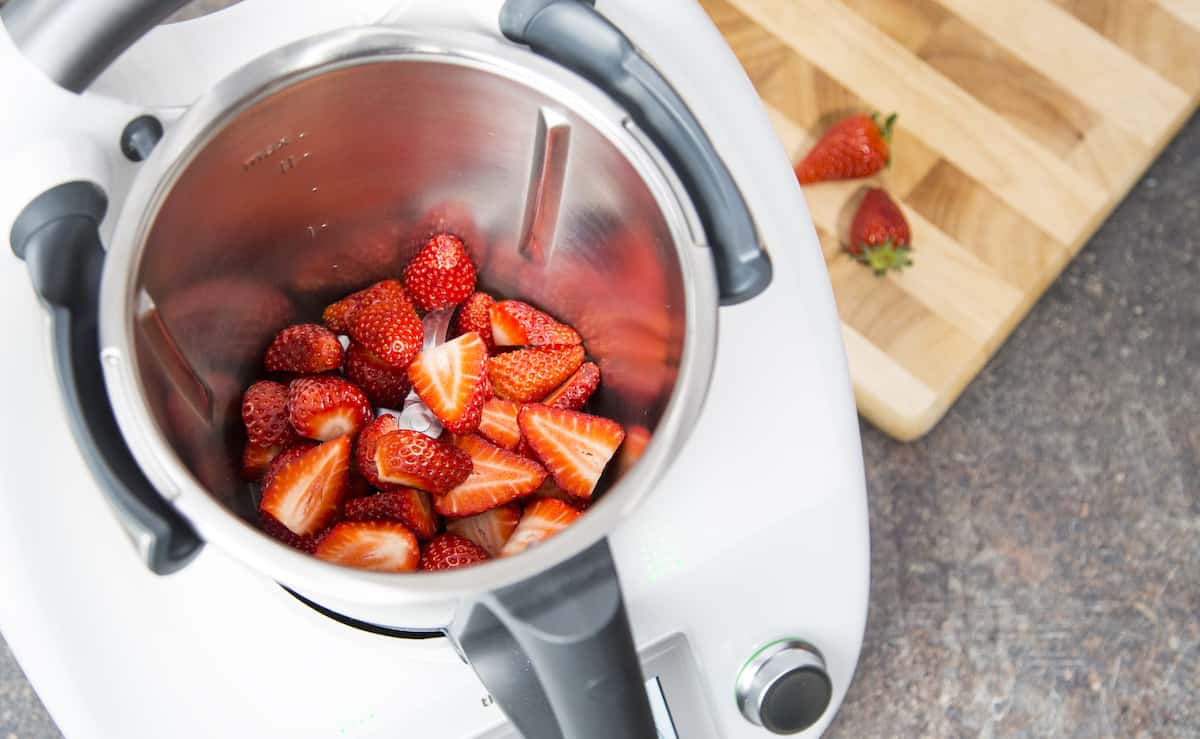 Erdbeeren im Mixtopf des Thermomix® – Foto: Anna Gieseler