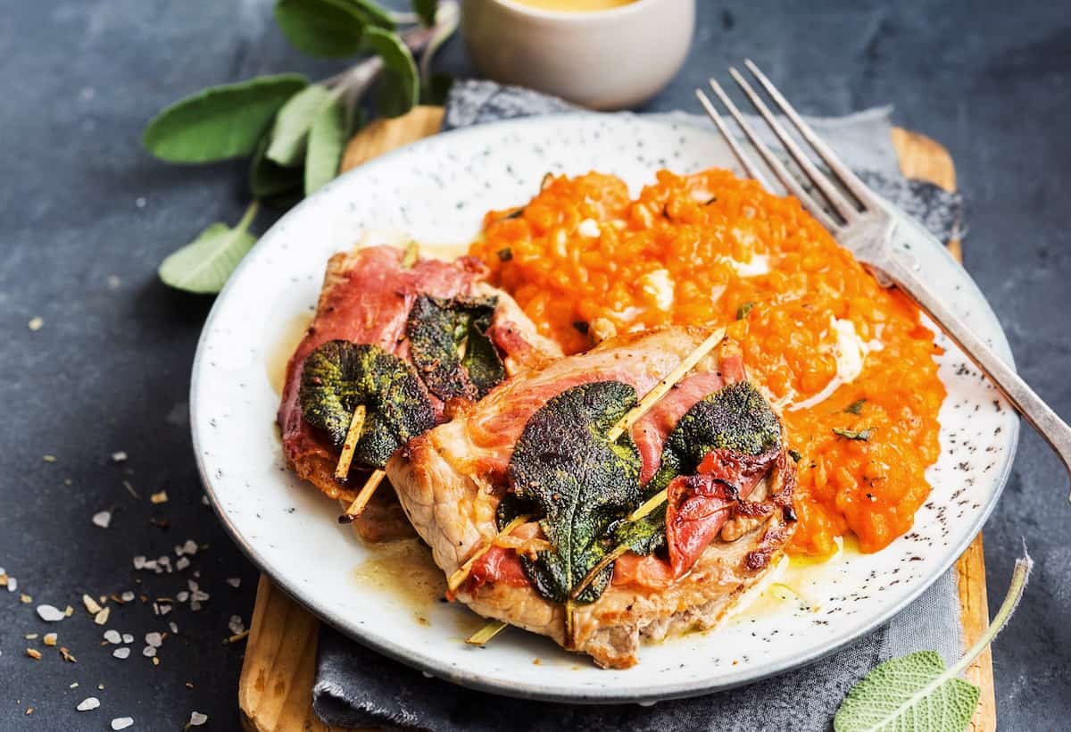 Saltimbocca alla romana mit Mozzarella-Risotto – Foto: Ira Leoni