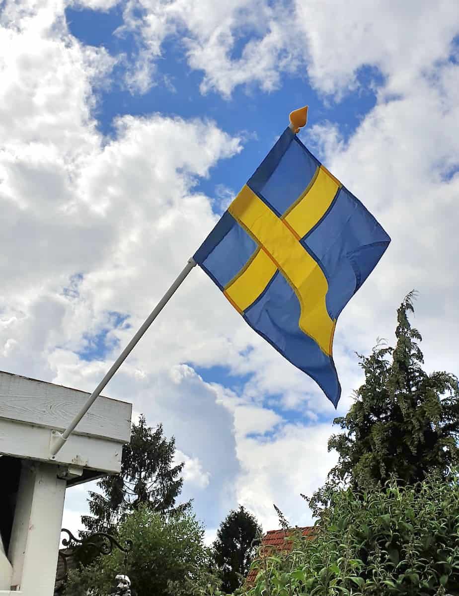 Die schwedische Flagge an Cathis Haus – Foto: Nicole Stroschein