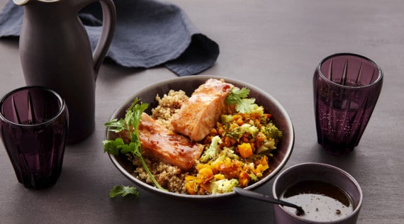 Couscous-Bowl mit Lachs und Kürbis – Foto: Jorma Gottwald