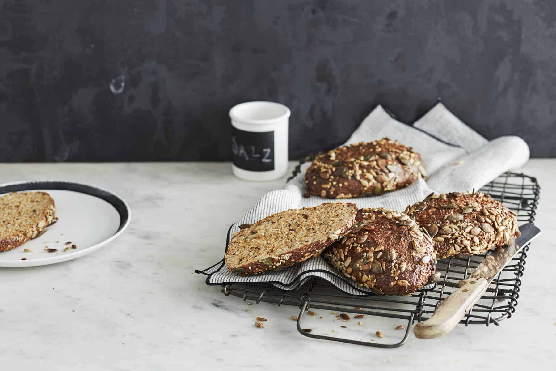 Low-Carb-Brötchen mit Körnern