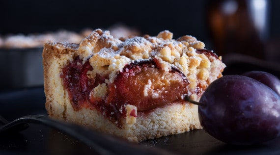 Pflaumenkuchen mit Hefeteig vom Blech aus dem Thermomix® – Foto: Getty Images / thepiwko