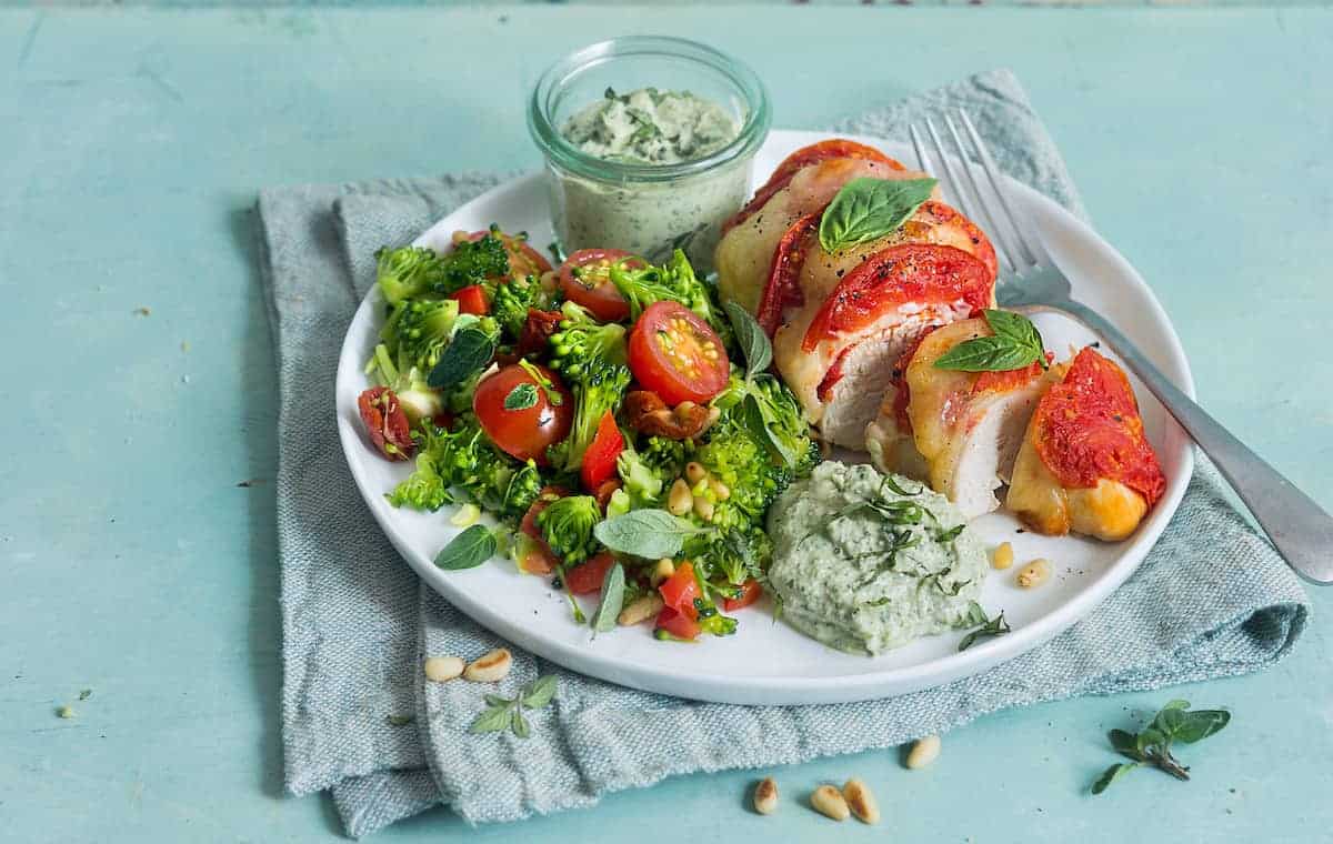 Überbackene Hähnchenbrust mit Brokkolisalat und Basilikumdip