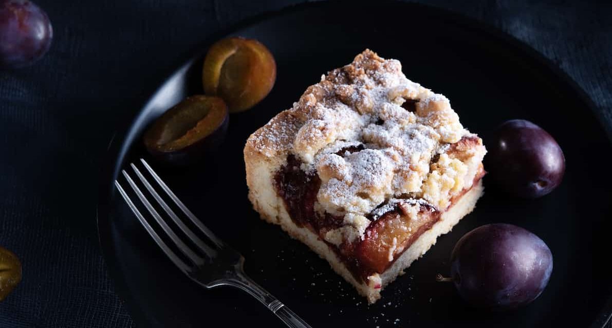 Pflaumenkuchen mit Hefeteig vom Blech – Foto: Getty Images / thepiwko