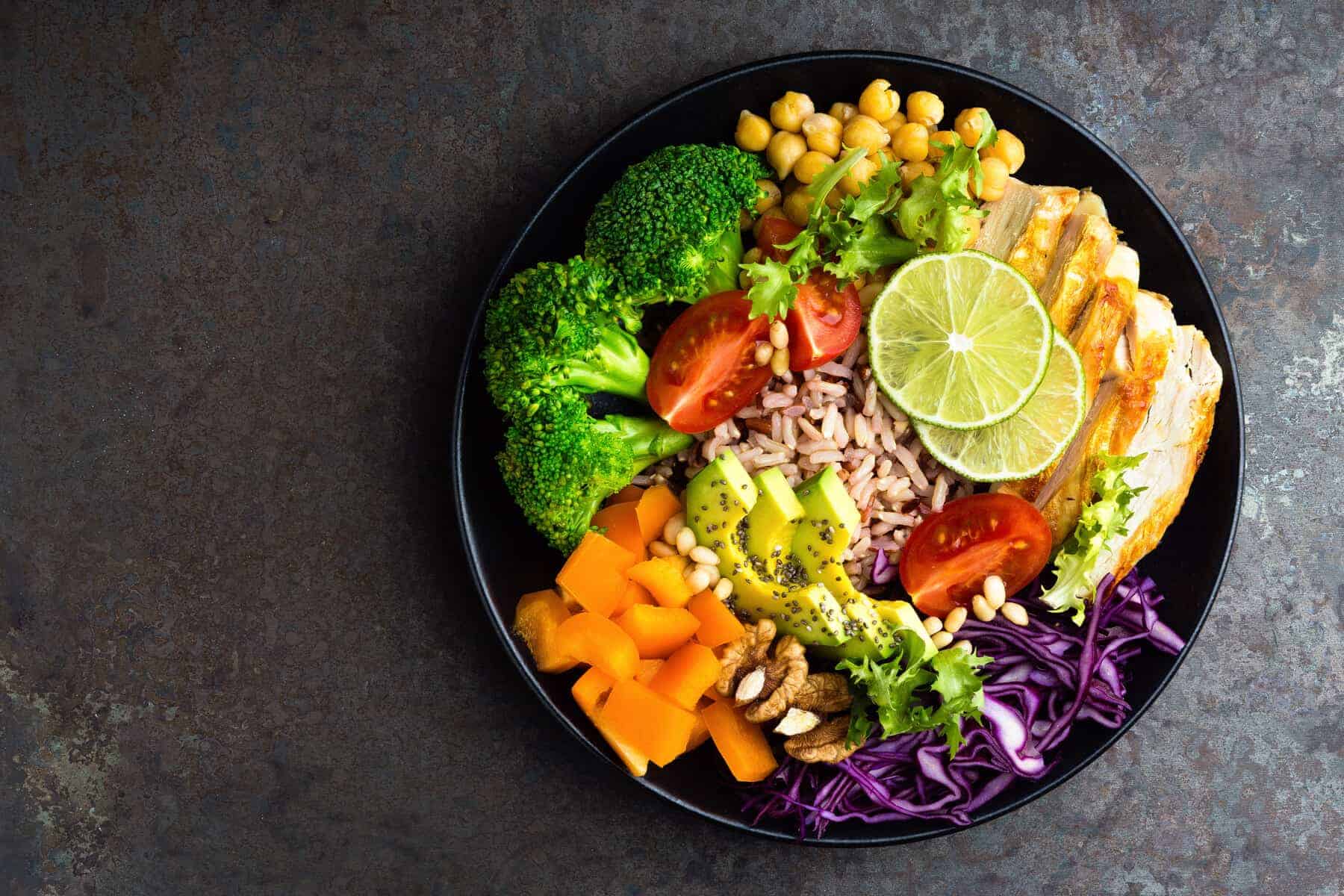 Buddha-Bowl mit Reis und Hähnchen