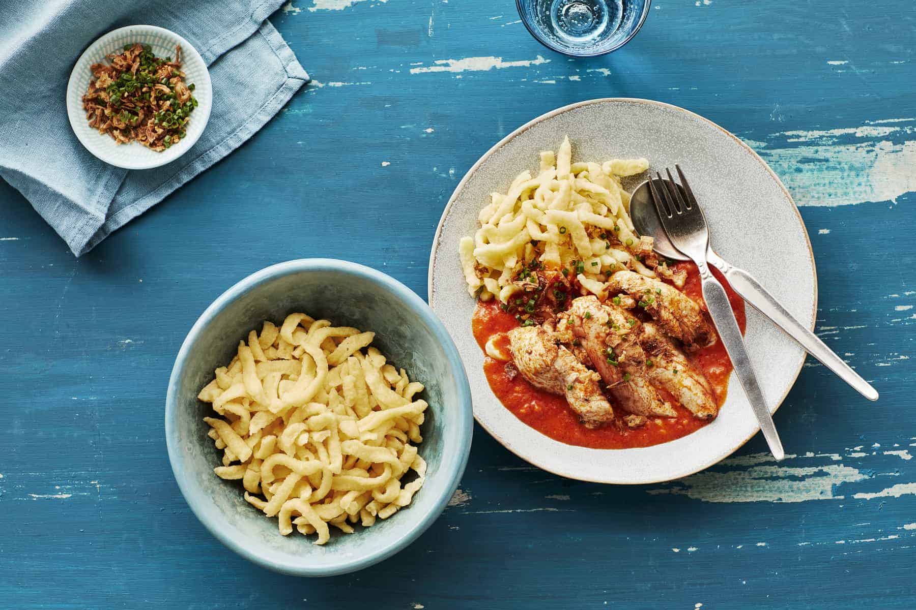 Hähnchen mit Spätzle und Tomaten-Sahnesoße