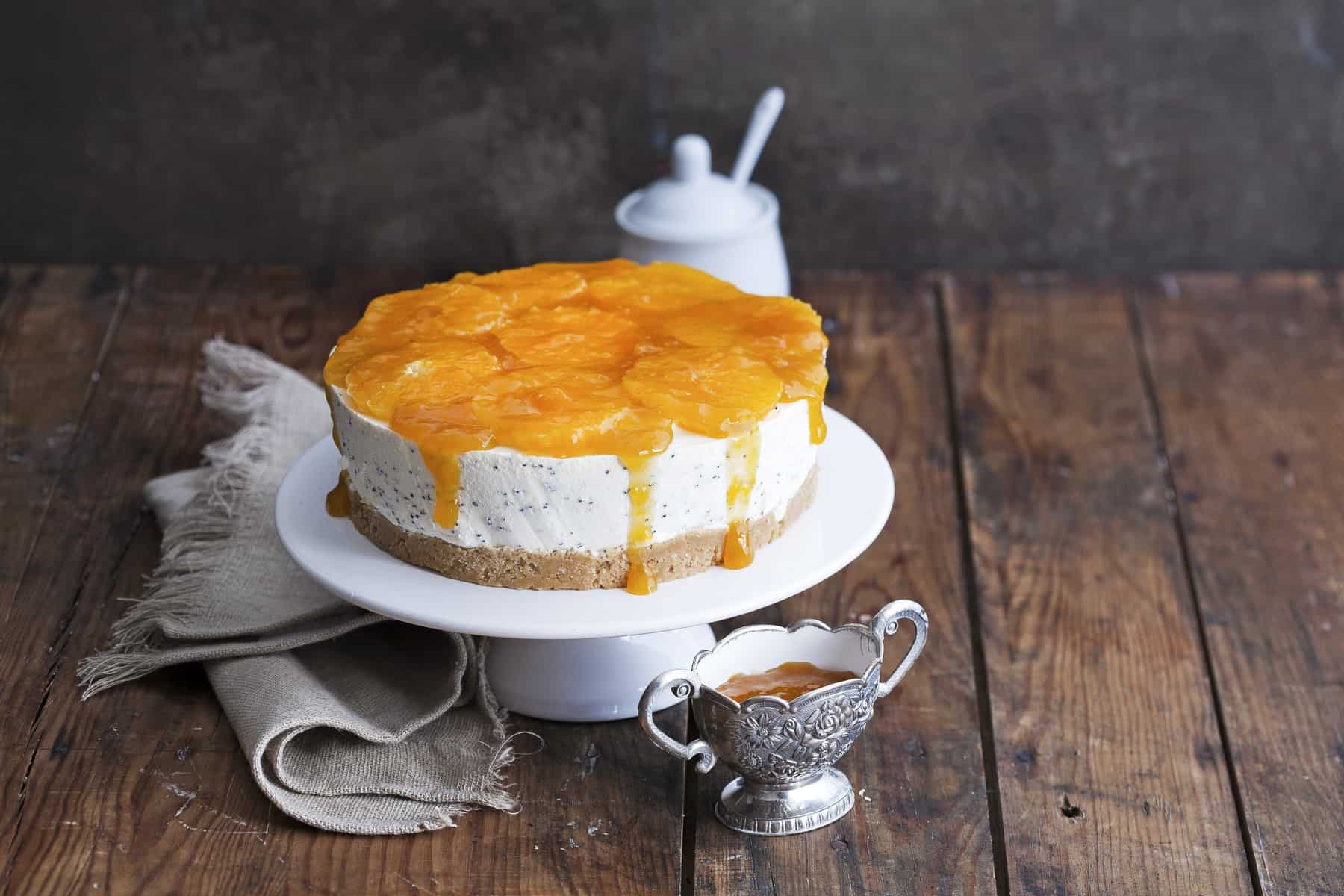 Kleine Joghurttorte mit Mandarinen und Mohn