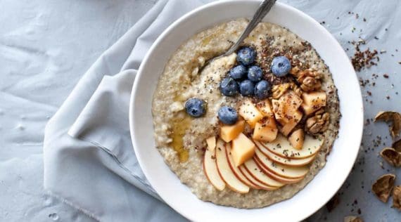 Porridge mit Apfel – Foto: Getty Images/Hannes Eichinger