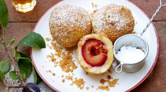 Zwetschgenknödel mit Schus – Foto: Ira Leoni