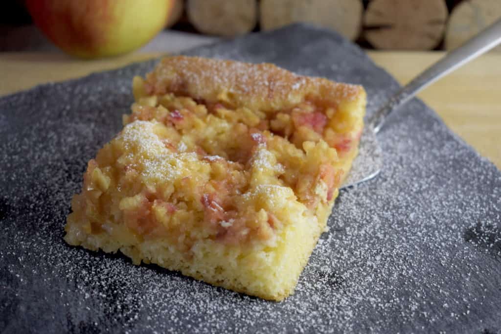 Nahaufnahme eines Stücks Apfe-Blechkuchen mit Kuchenheber