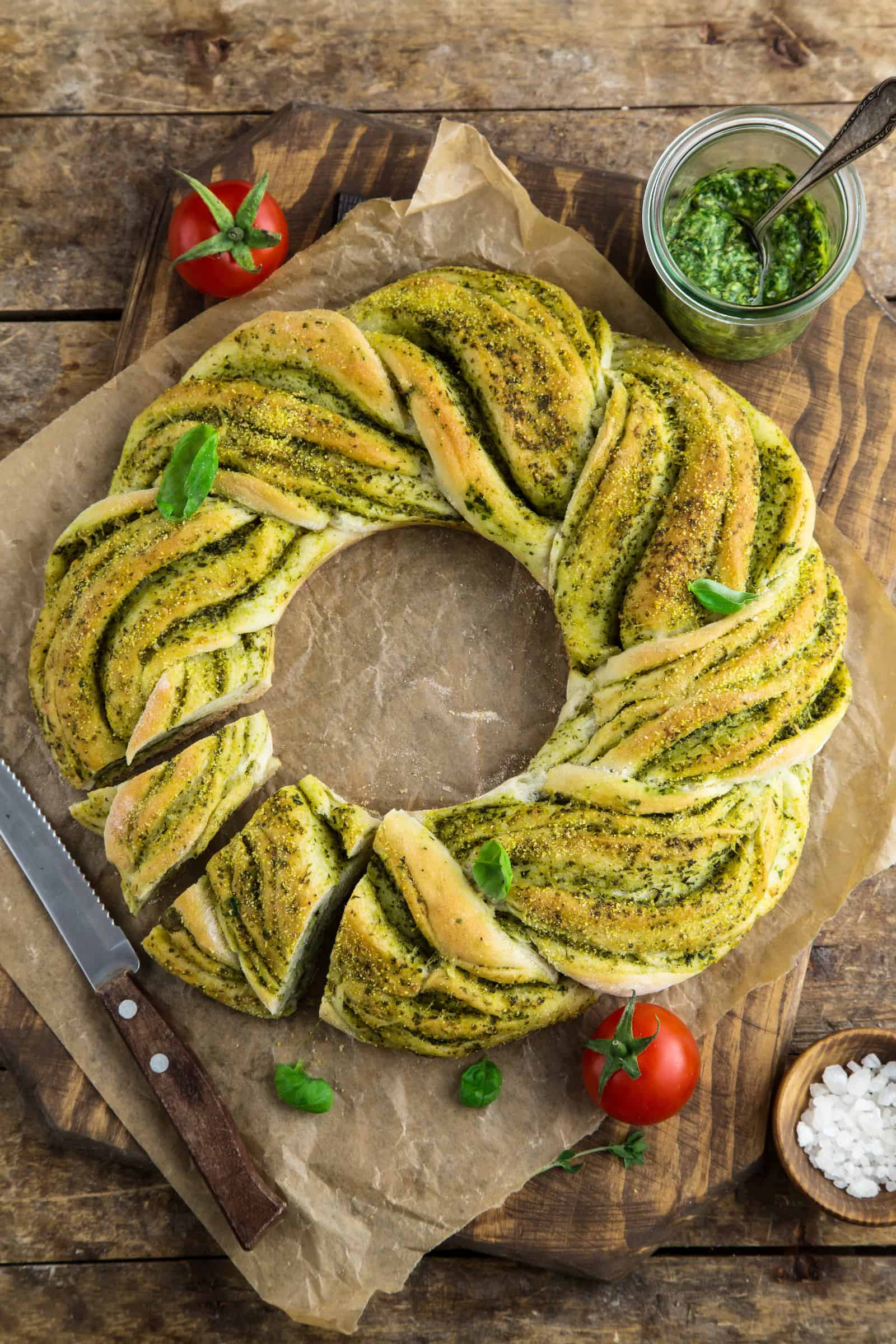 Brotkranz mit Basilikum und Knoblauch aus dem Thermomix® - Foto: shutterstock.com/Anna Shepulova