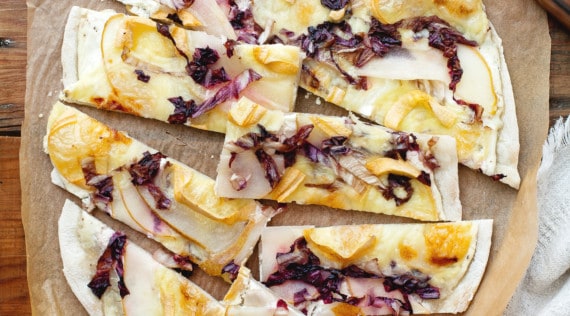 Flammkuchen mit Birne und Radicchio – Foto: Ira Leoni