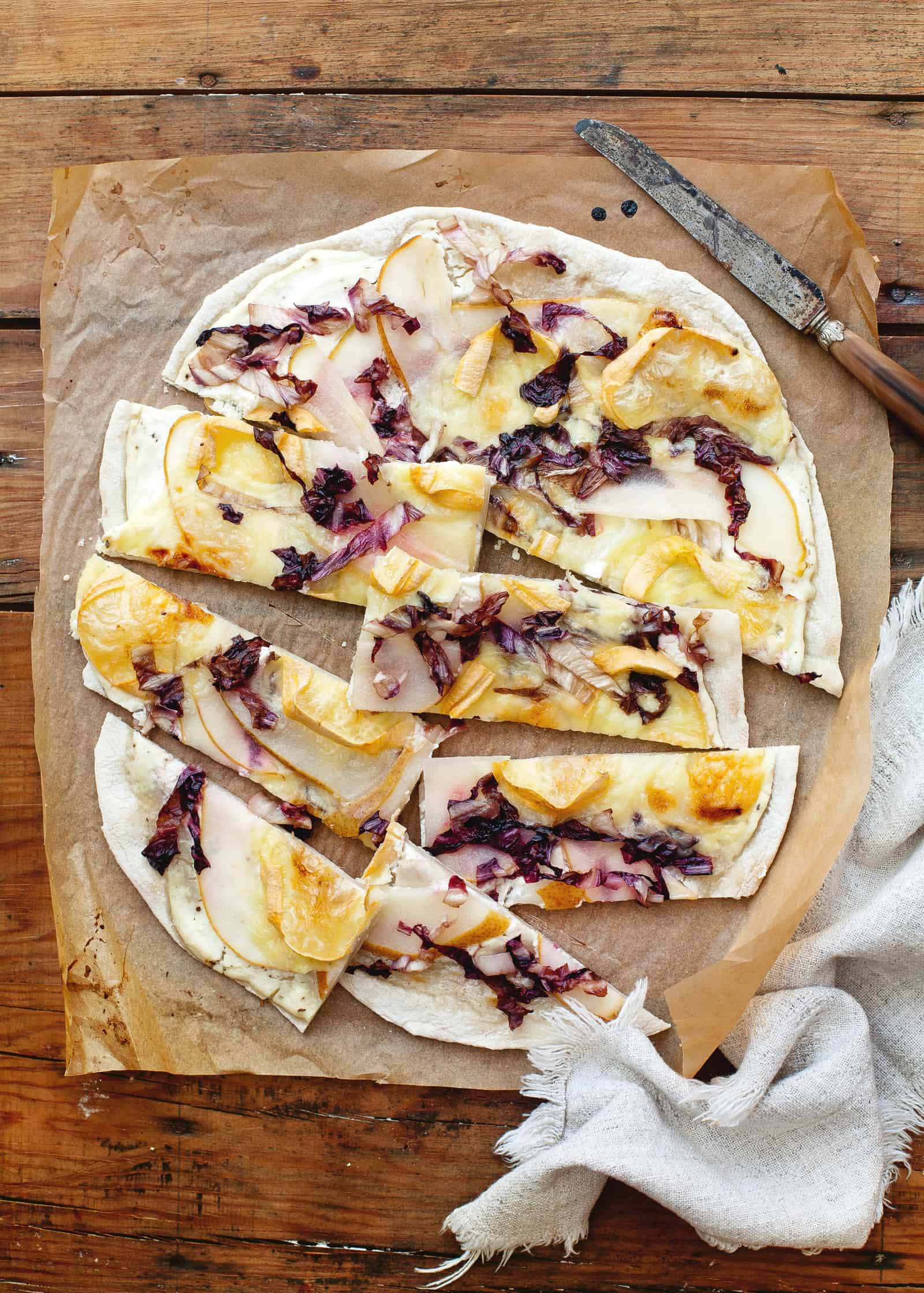 Flammkuchen mit Birne und Radicchio – Foto: Ira Leoni