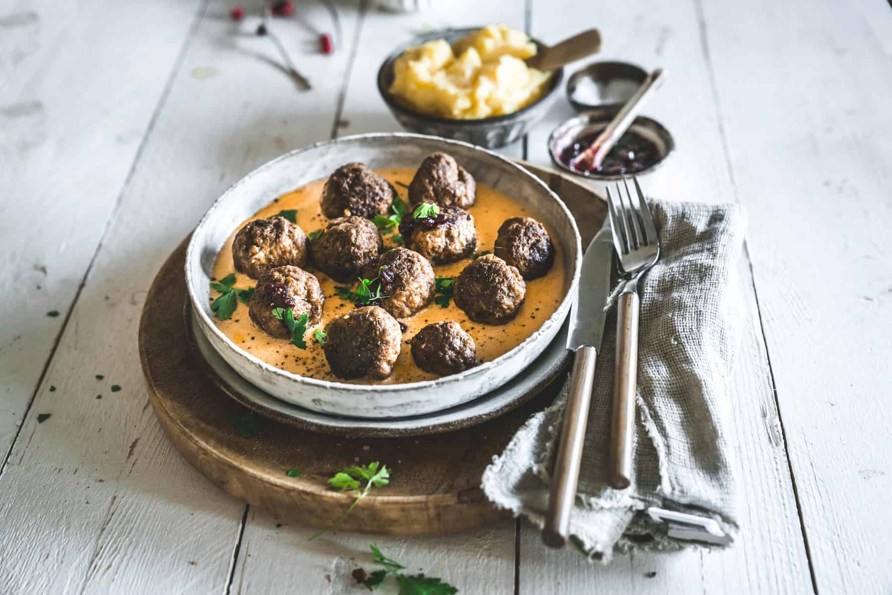 Kötbullar mit Preiselbeeren und Stampf