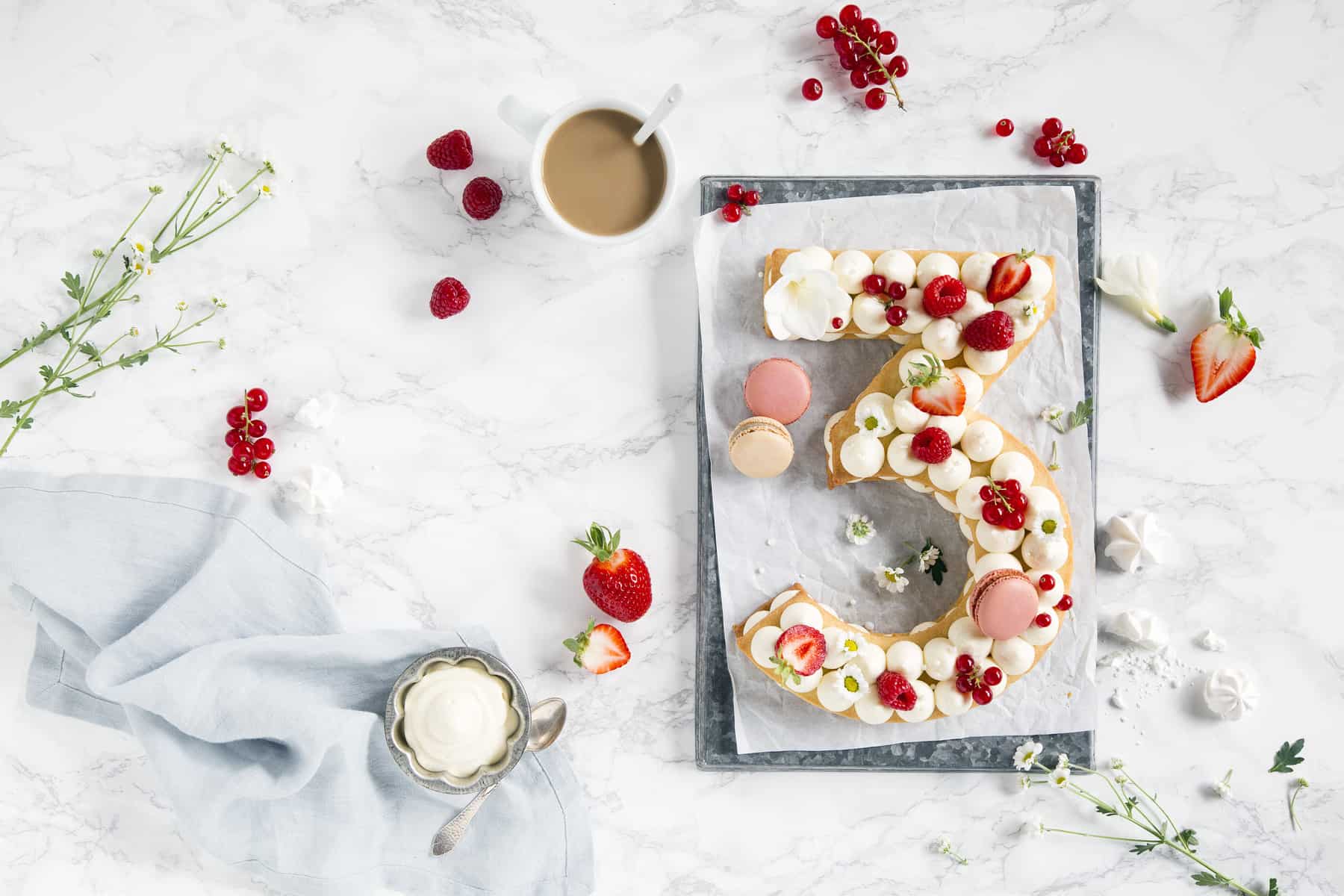 Numbercake mit Baisers und Früchten