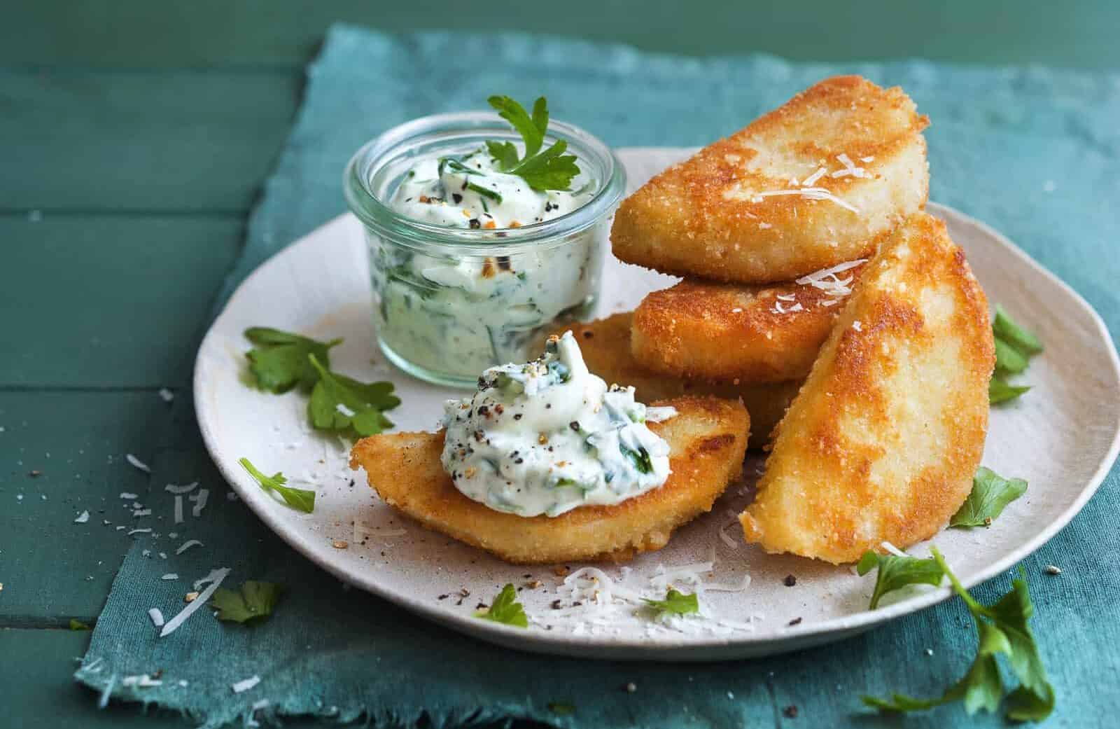 Knusprige Sellerieschnitzel mit Kräuterquark