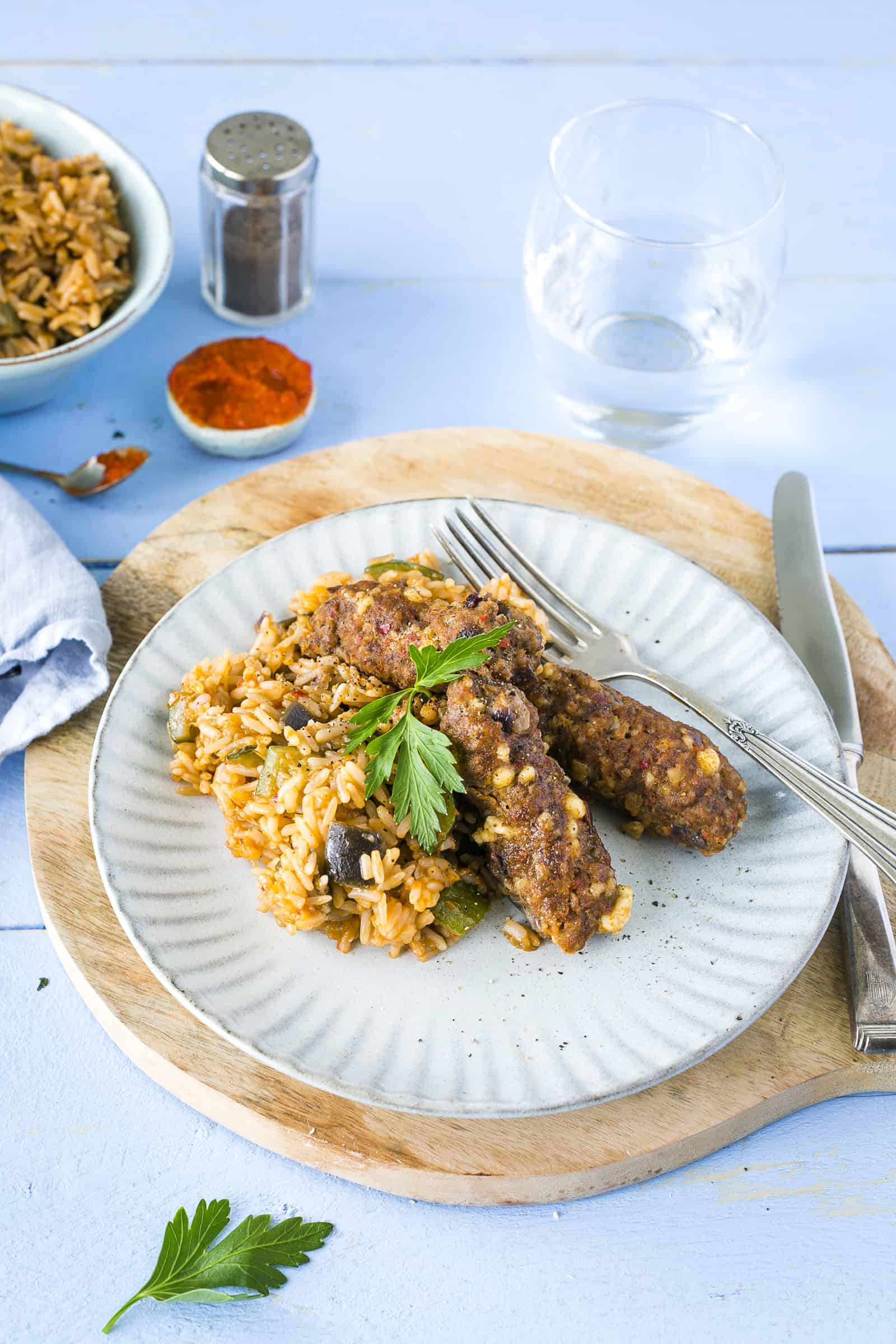 Cevapcici mit Gemüsereis – Foto: Désirée Peikert