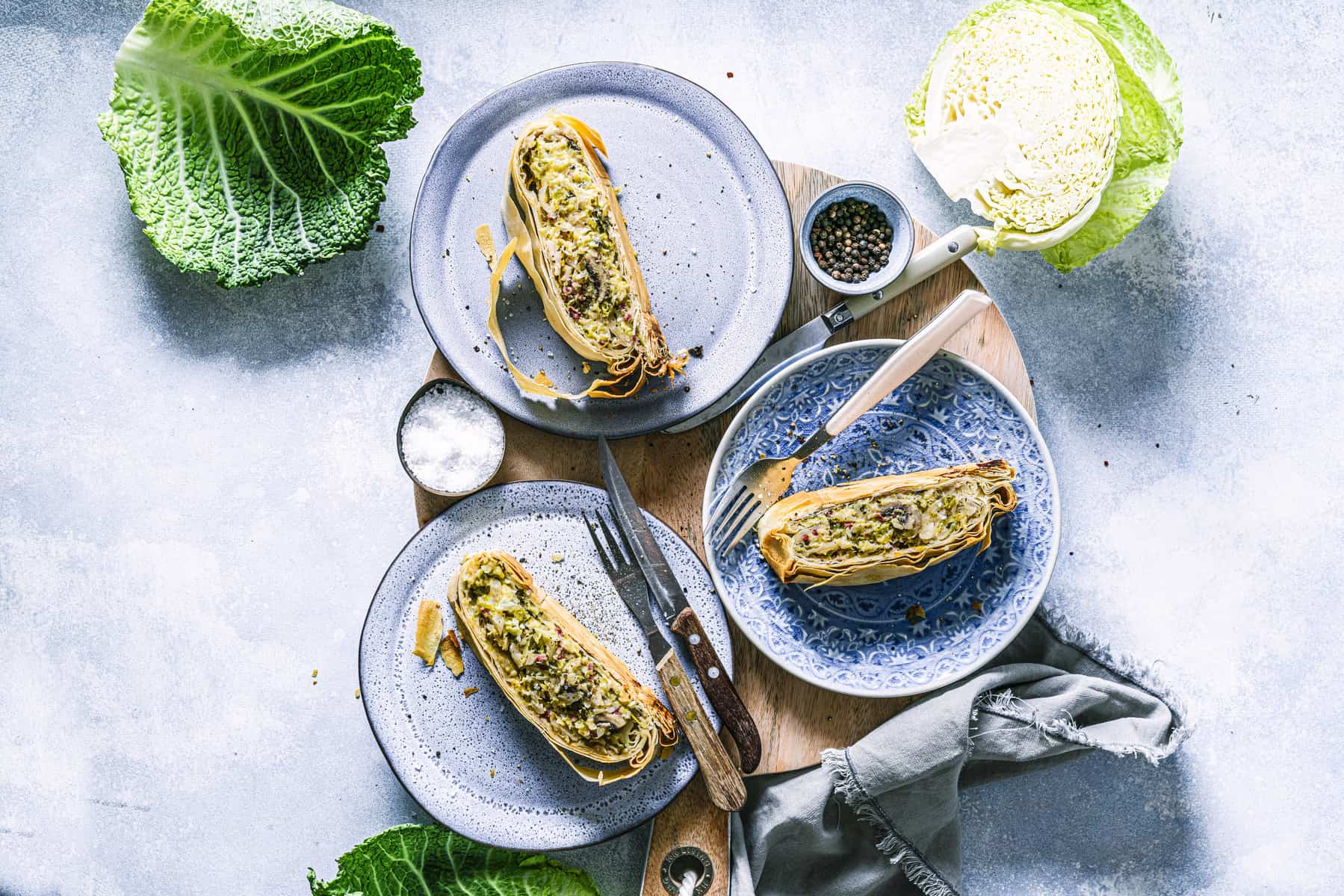 Herzhafter Strudel mit Wirsing-Kräuter-Füllung, Pilzen und Speck