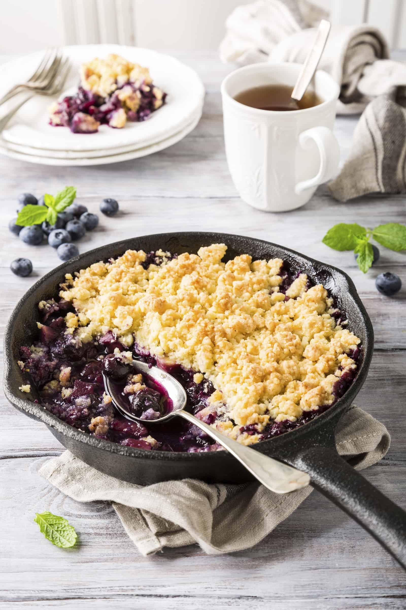 Obst-Crumble mit dem Thermomix® – Foto: gettyimages/Merinka