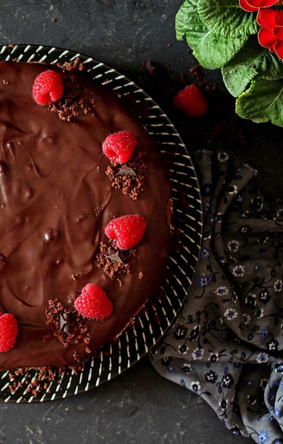 Schokoladentorte mit Himbeeren garniert, von oben fotografiert