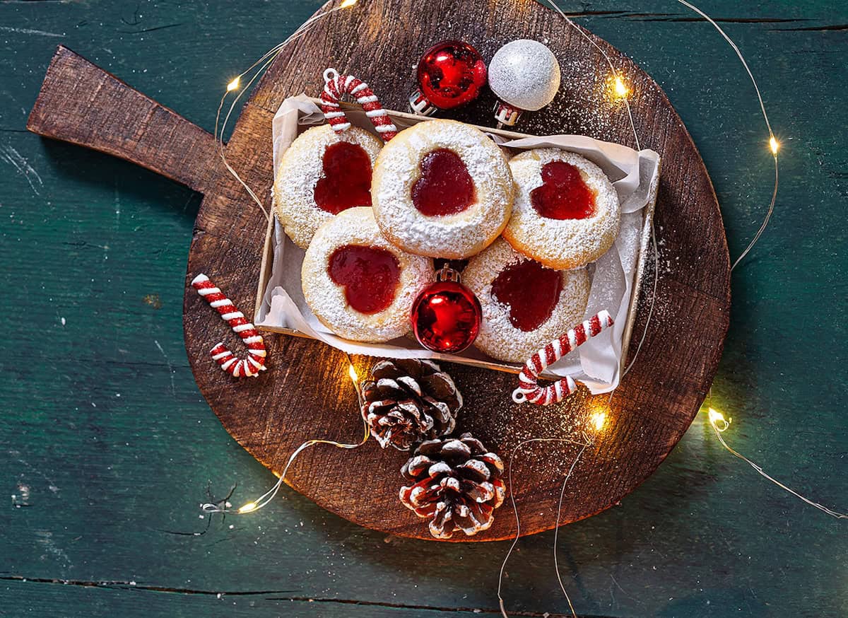 Ein Kästchen mit Herzchen-Engelsaugen mit Thermomix® von oben fotografiert – Foto: Ira Leoni