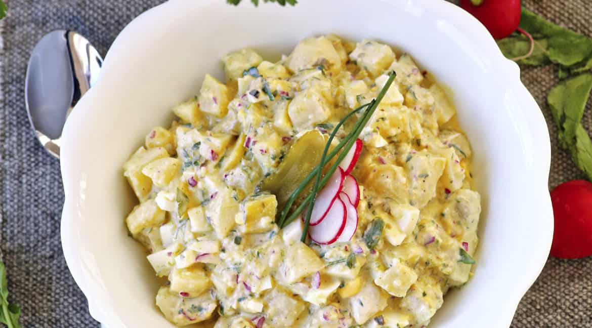 Klassischer Kartoffelsalat mit Radieschen und Ei