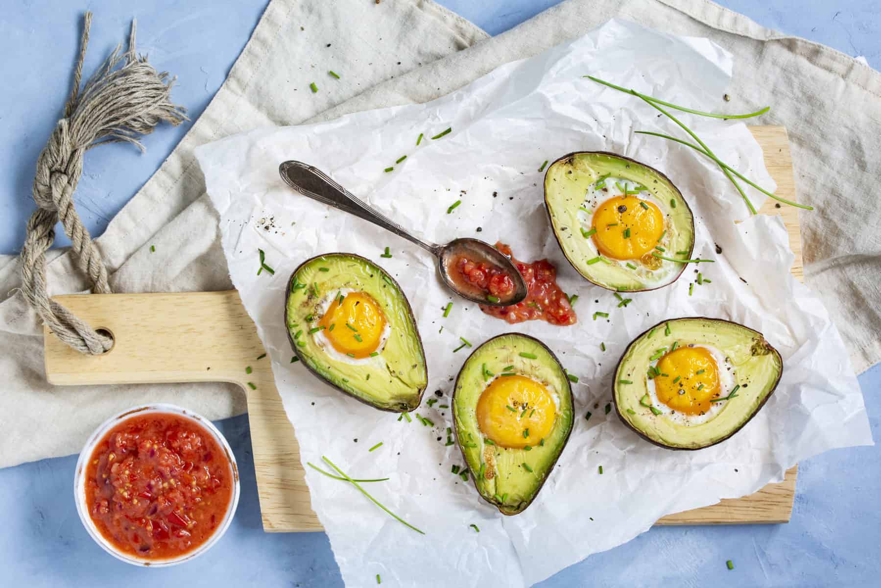 Avocado-Baked-Eggs mit Tomatensalsa