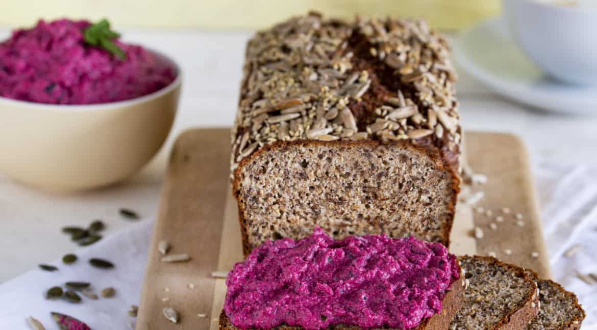 Eiweißbrot mit Rote-Bete-Creme