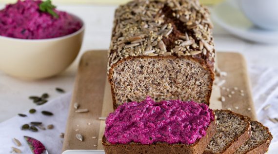 Eiweißbrot mit Rote-Bete-Creme mit dem Thermomix® – Foto: Kathrin Knoll