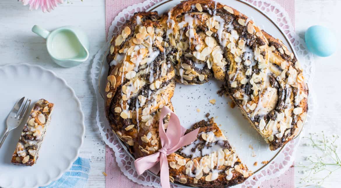 Hefekranz mit Mohn-Marzipan-Füllung