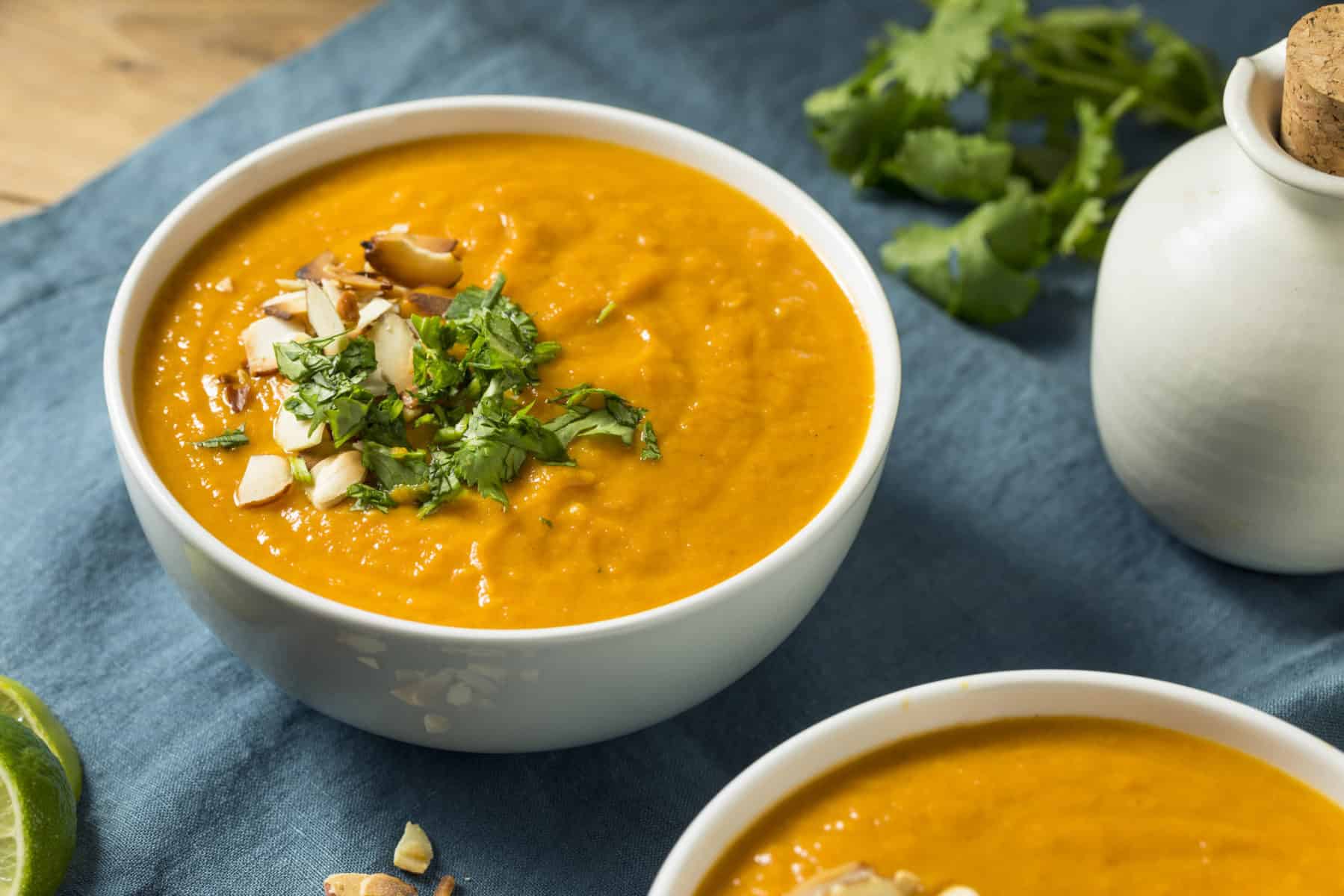 Süßkartoffel-Suppe mit Karotten und gerösteten Mandeln