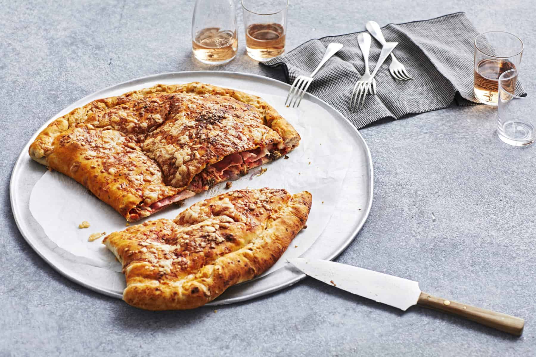 Pizza Calzone mit Brokkoli und Schinken