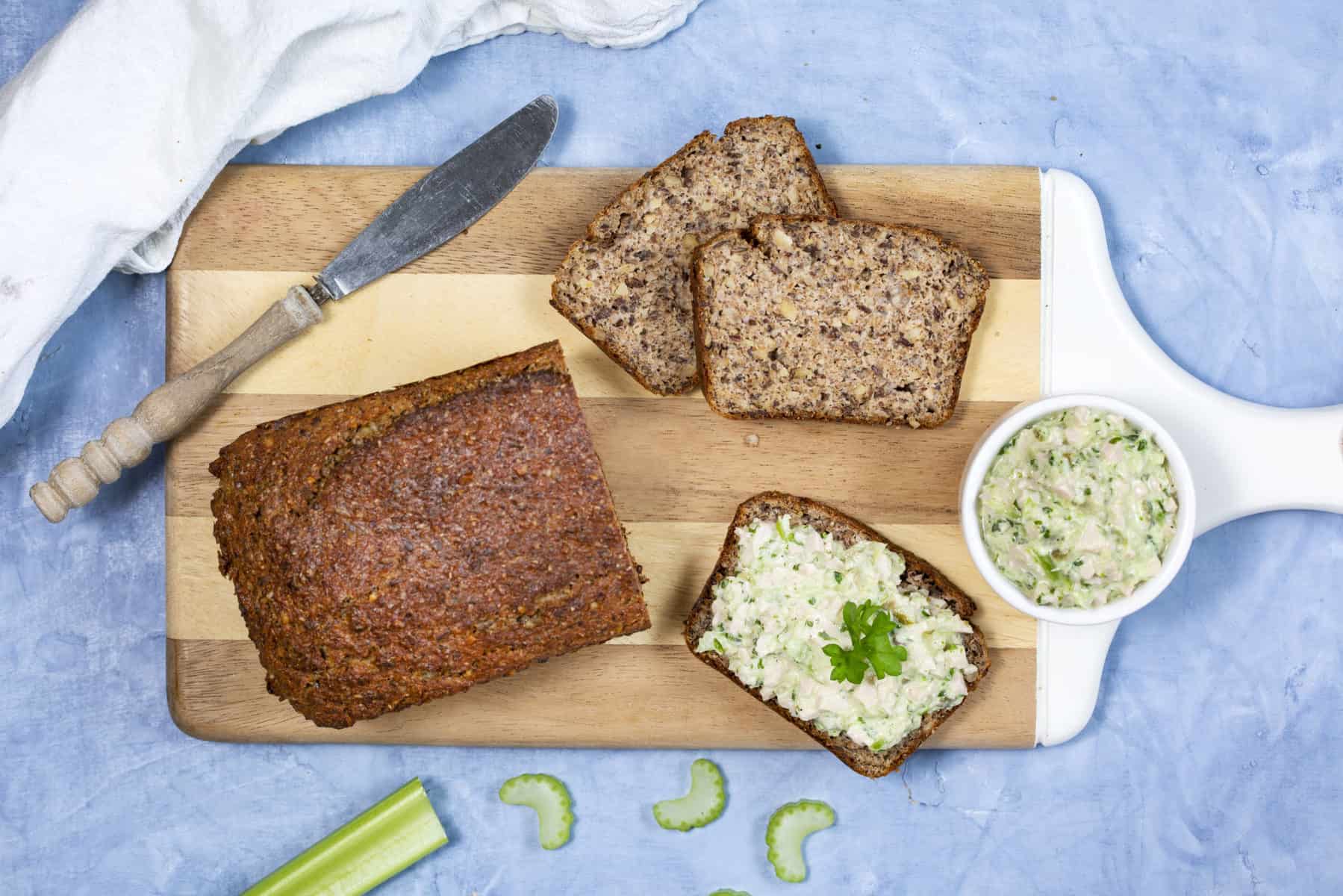 Walnussbrot mit Fleischsalat und Sellerie