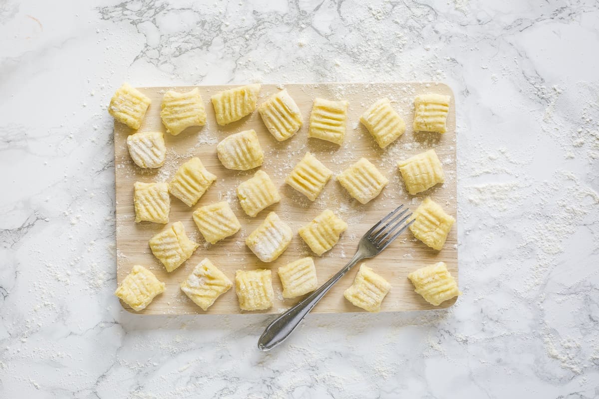 Selbstgemachte Gnocchi auf einem Marmortisch