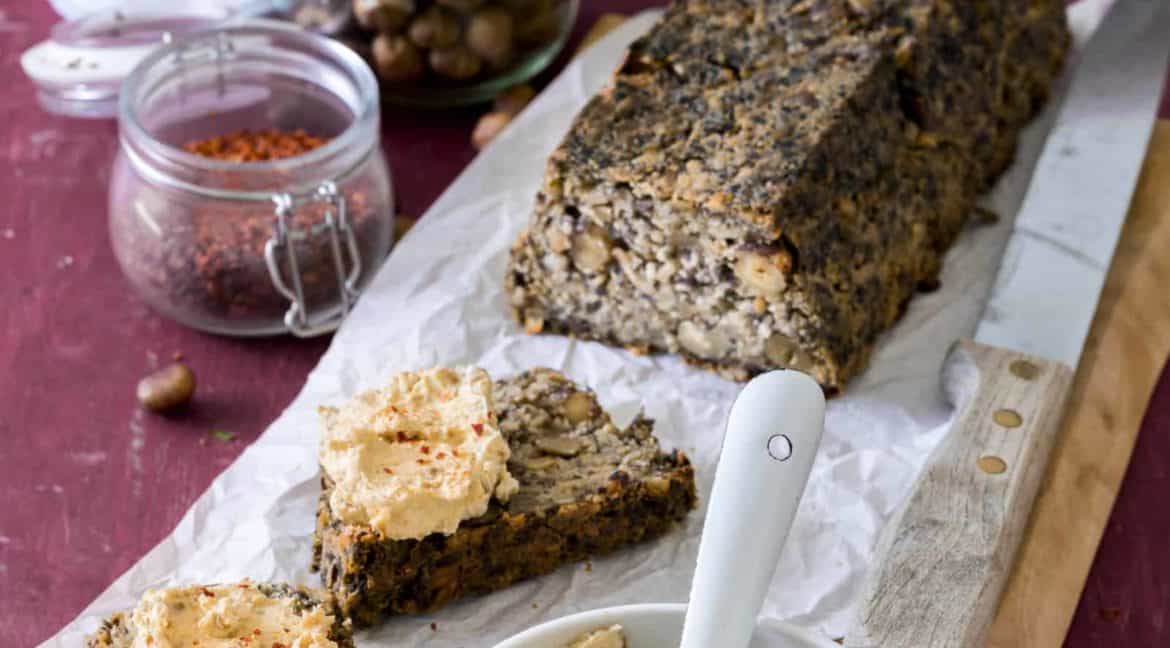 Mehlfreies Nussbrot mit Feigen-Senf-Creme