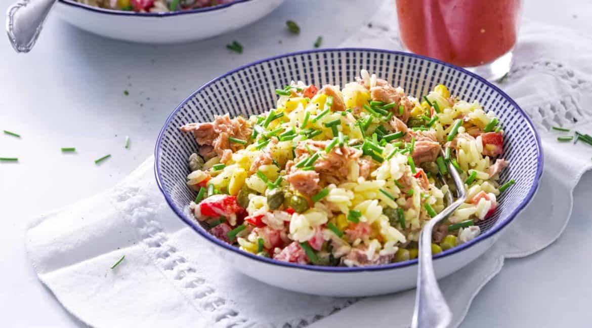 Reissalat mit Kapern, Thunfisch und Paprika mit Tomatensaft