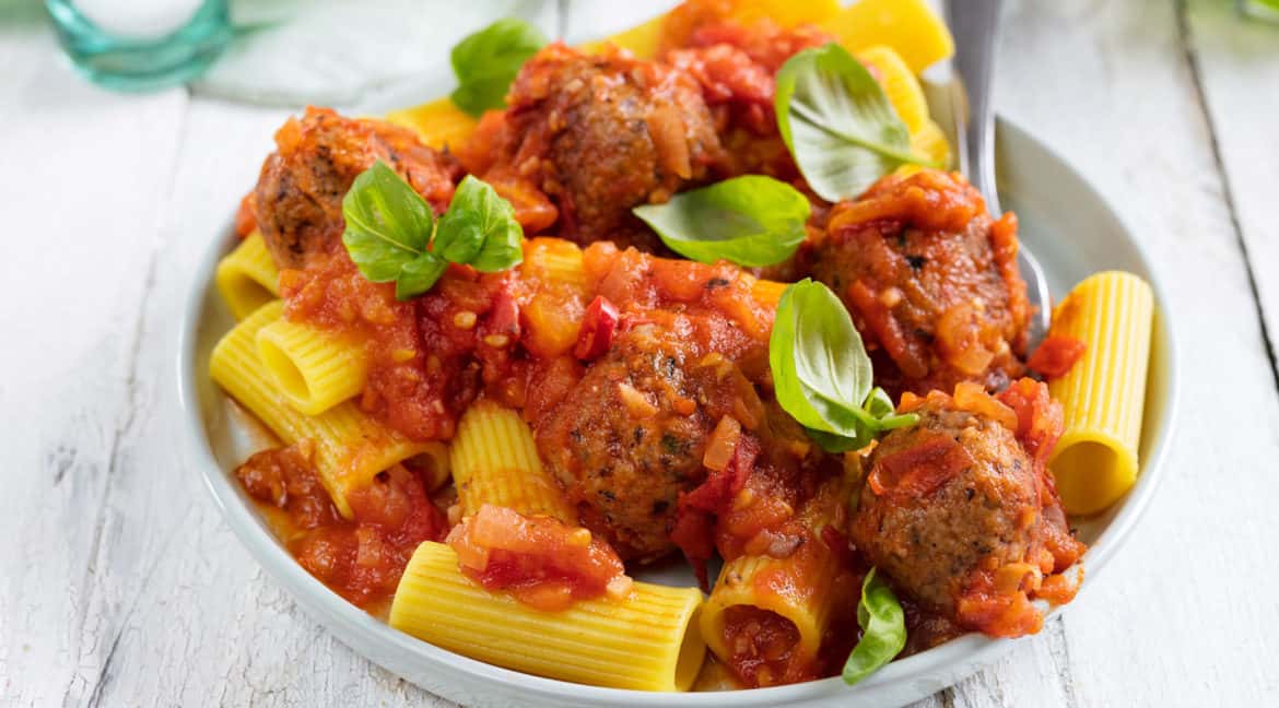 Bohnen-Bällchen in Tomatensoße mit Rigatoni