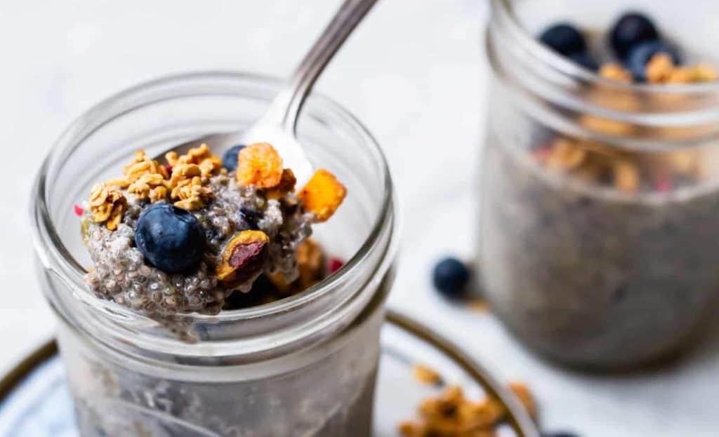 Chia-Pudding mit Blaubeeren und Crunch – Foto: Sophia Handschuh