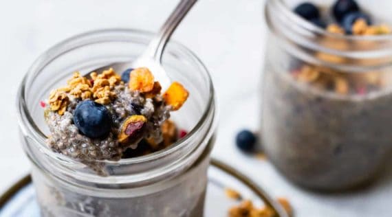 Chia-Pudding mit Blaubeeren und Crunch – Foto: Sophia Handschuh