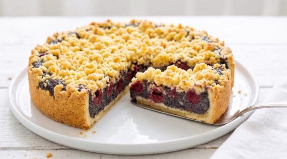 Streuselkuchen mit Kirsch-Mohn-Füllung angeschnitten