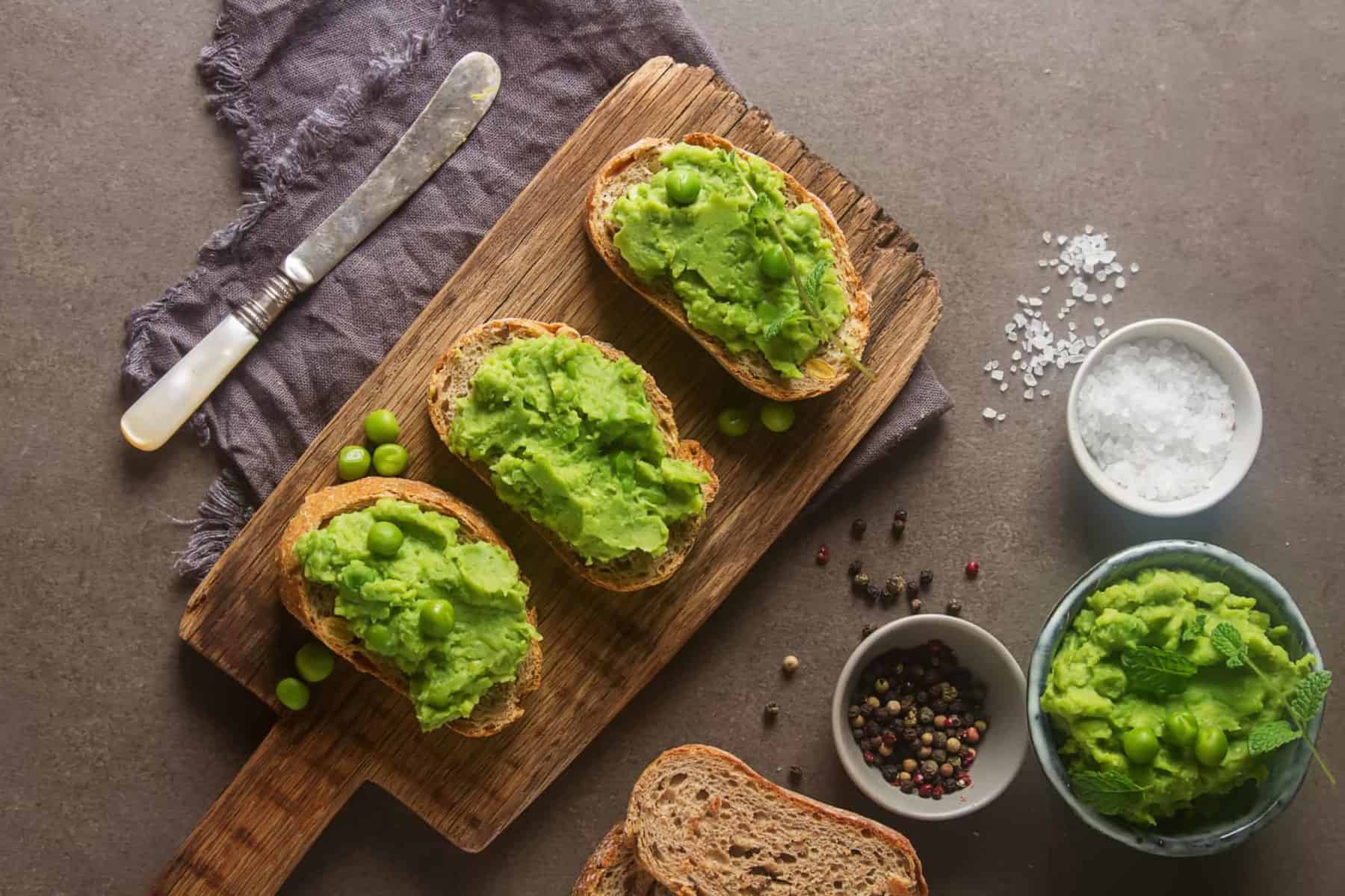 Erbsenpüree mit Röstbrot