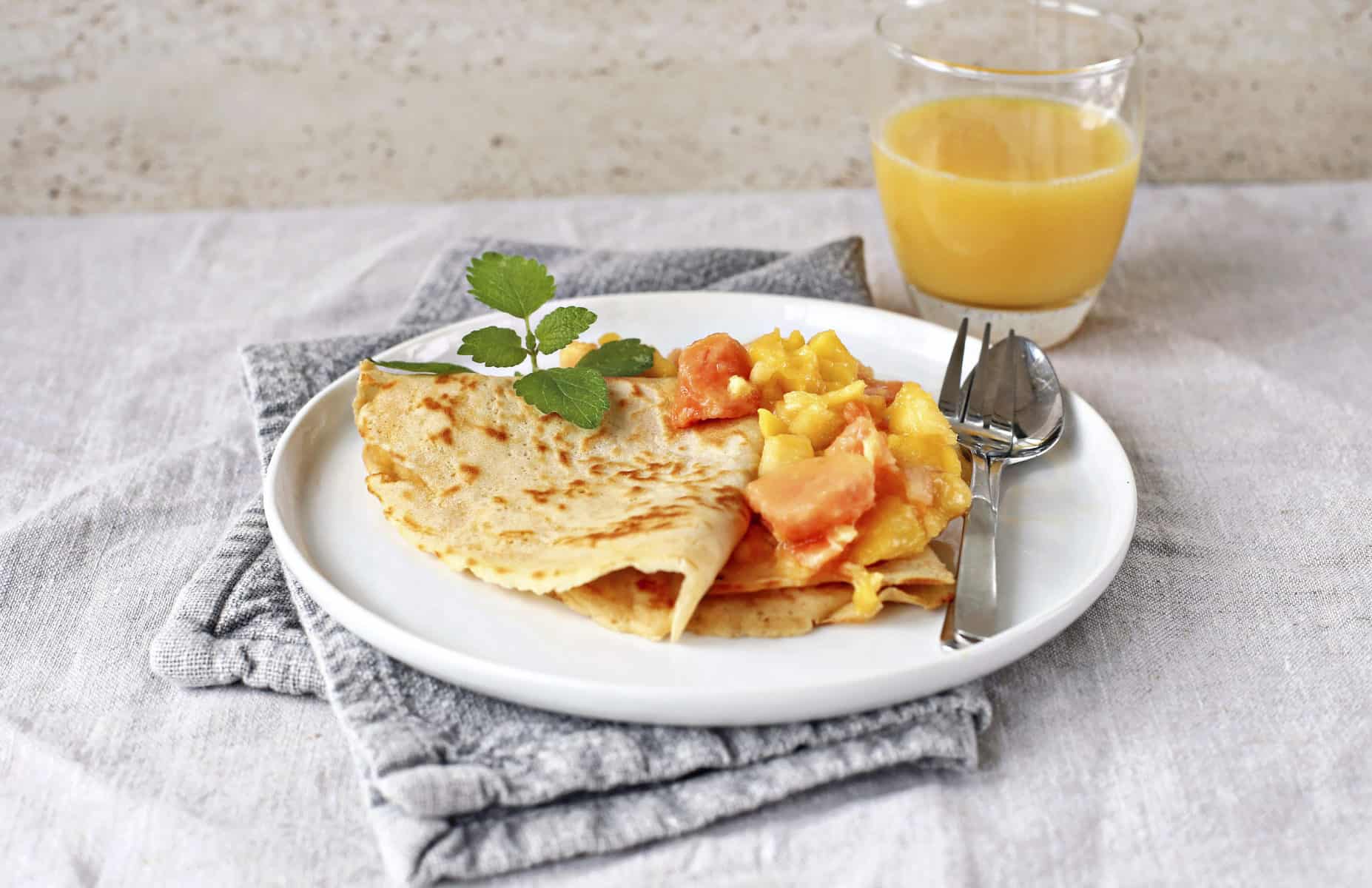 Pfannkuchen mit Obstsalat