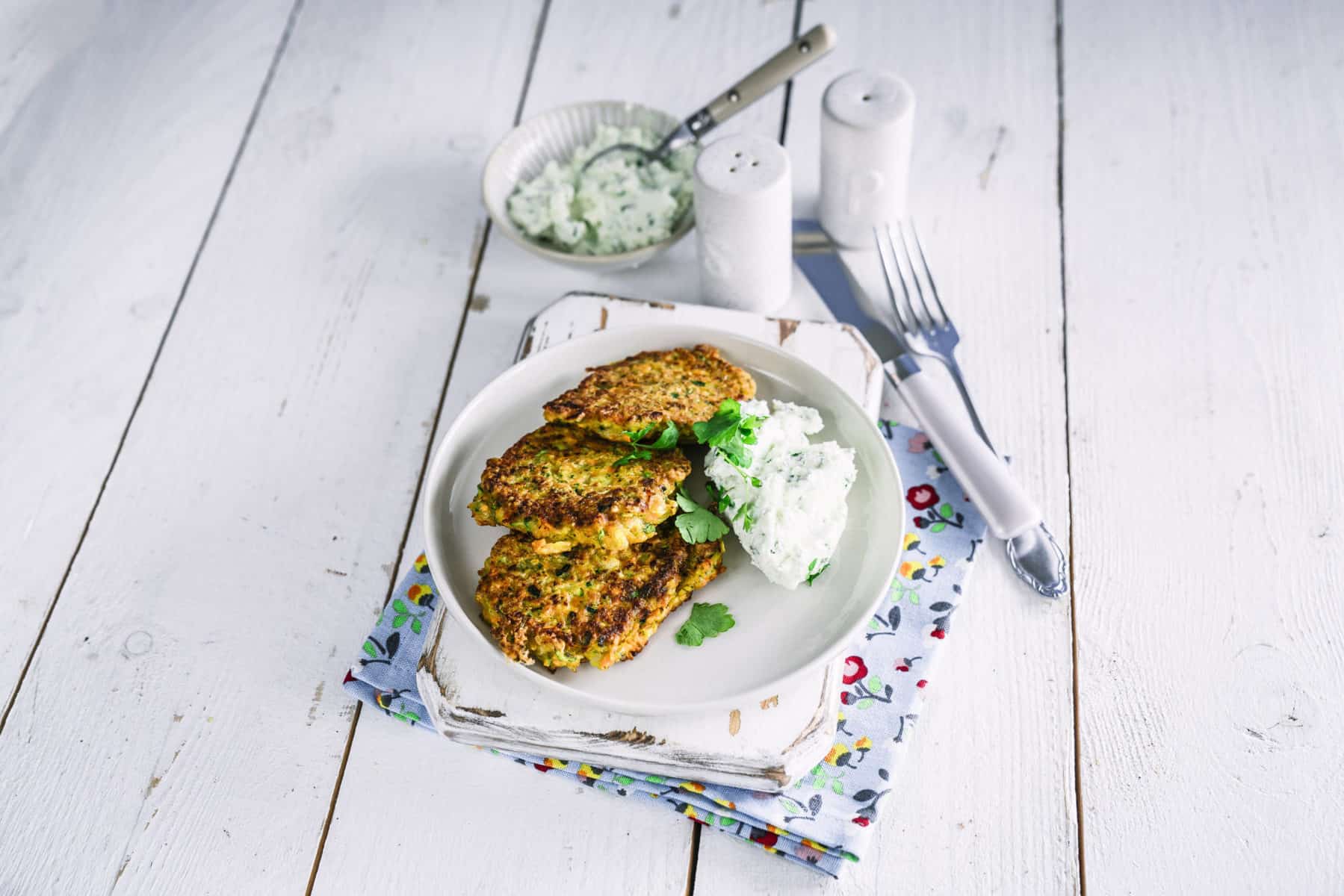 Zucchini-Karotten-Puffer mit Schafskäsedip